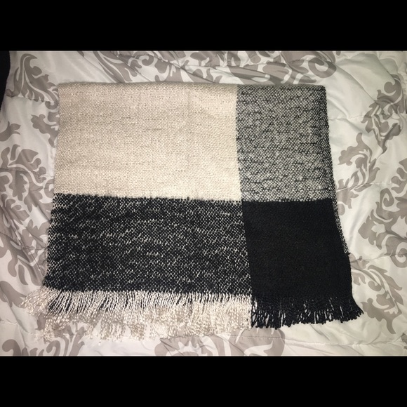 Black and Off White BCBG MaxAzria Scarf - Picture 6 of 8